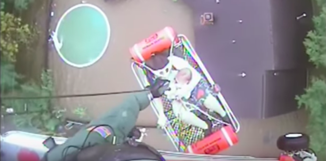 #Video Rescatan en helicóptero a madre e hija en Texas