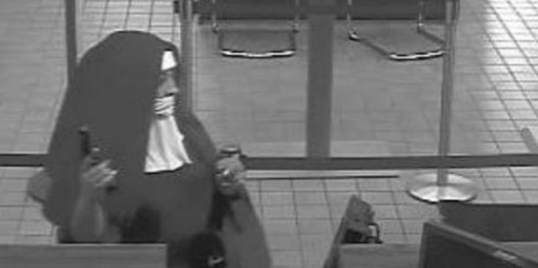 Mujeres vestidas de monjas intentan robar banco