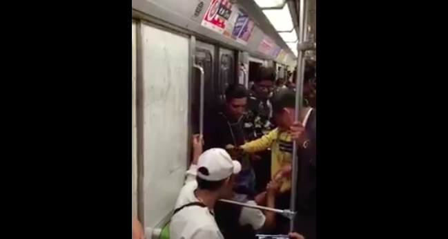#Viral Joven pide matrimonio a su novia en el Metro de la Ciudad de México