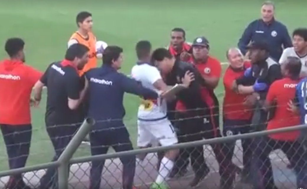 Auxiliar técnico mexicano suspendido por cabezazo en Perú