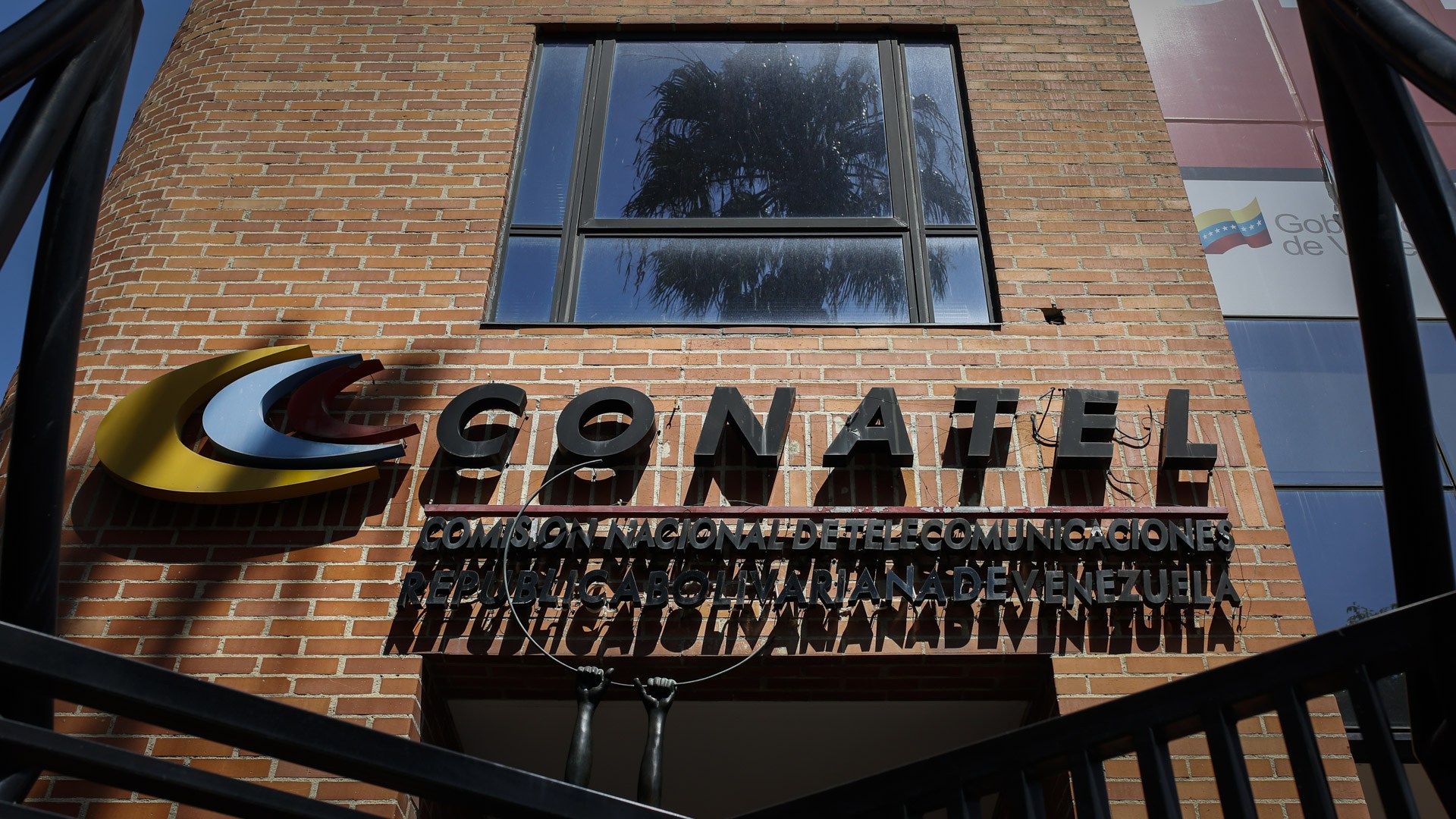 Autoridades cierran dos emisoras de radio en Venezuela