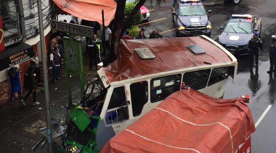 Choque de microbús deja siete lesionados en Calzada de Tlalpan