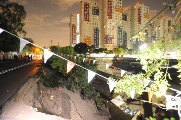 Banqueta con postes y árboles se hunde en Azcapotzalco