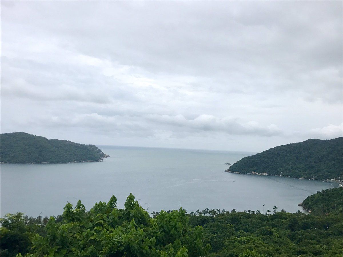 Mantienen cerrado puerto en Acapulco por onda tropical - DHXLLY5VoAERR7j