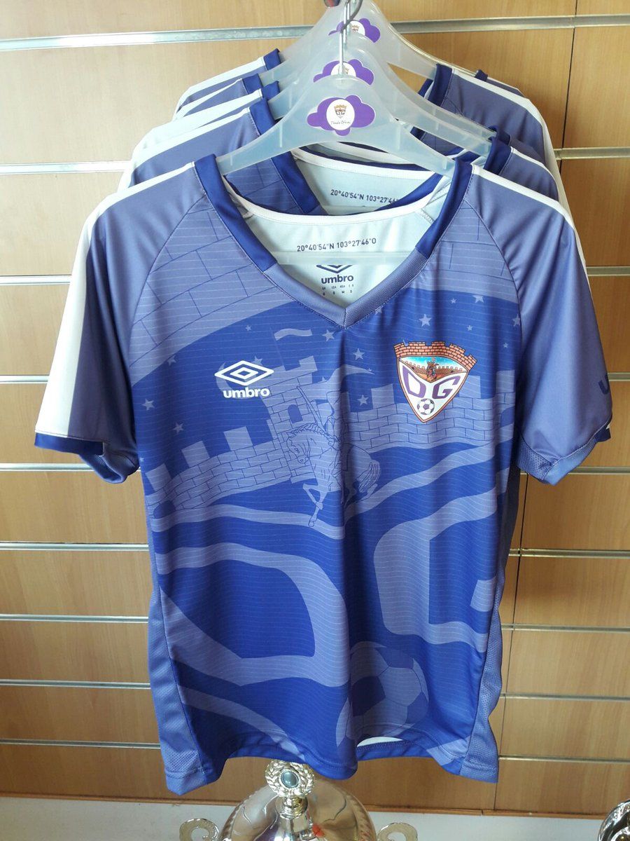 Club Guadalajara español imprime coordenadas del Estadio Chivas en su playera - DIAbKv_XgAEfJkE