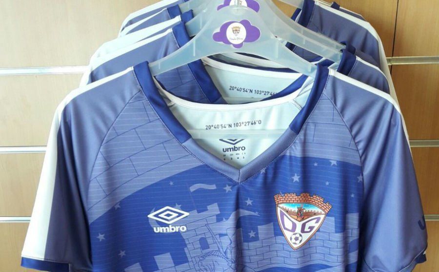 Club Guadalajara español imprime coordenadas del Estadio Chivas en su playera