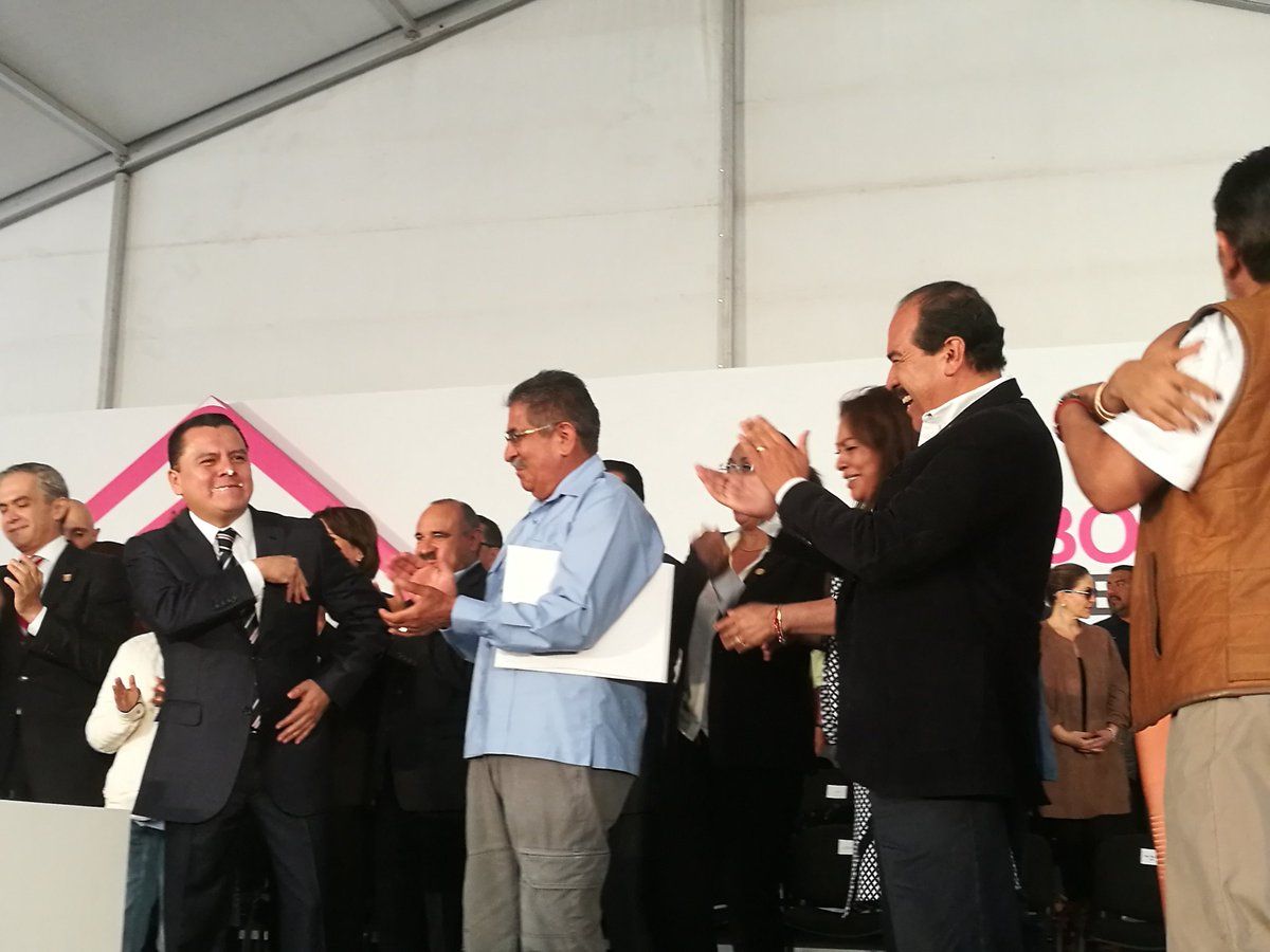 Festejan dos años de El Abogado en Tu Casa con boda colectiva - DIK-FTiUMAA2XEv