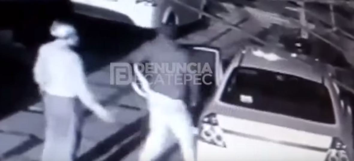 #Video Roban con violencia auto a adulto mayor en Ecatepec