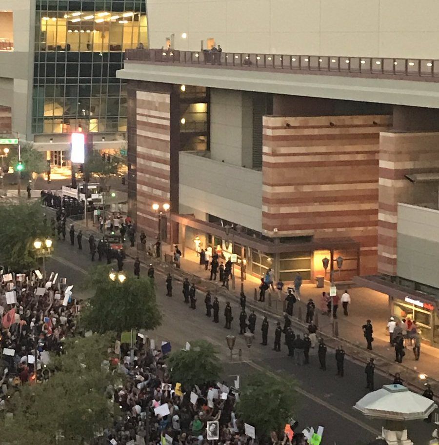 Disturbios por mitin de Donald Trump en Phoenix - Foto-de-@saba_h-e1503459223900