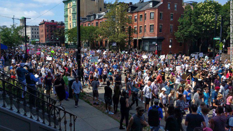 Marchan miles de manifestantes en Boston tras incidentes de Virginia - Foto-de-CNN-3