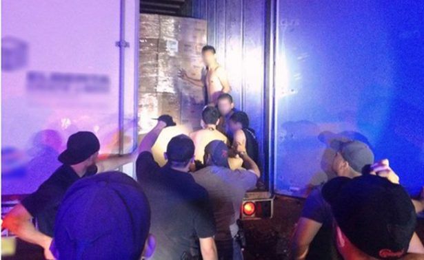 Encuentran a 23 migrantes en tráiler en Texas