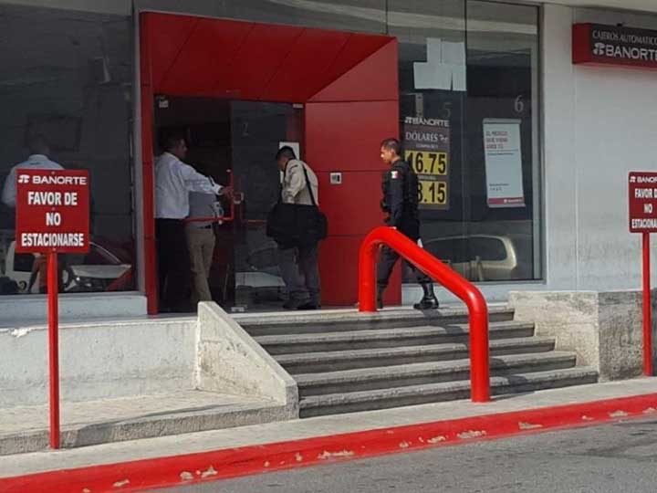 Roban 700 mil pesos afuera de banco en Nuevo León