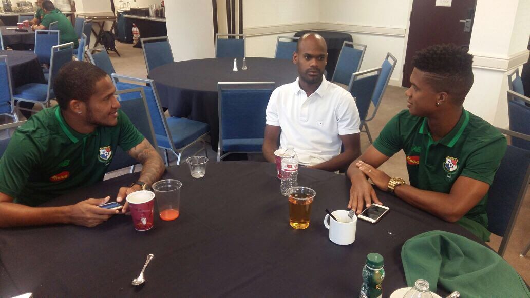 Aficionados ayudan a seleccionados a librar huracán Harvey