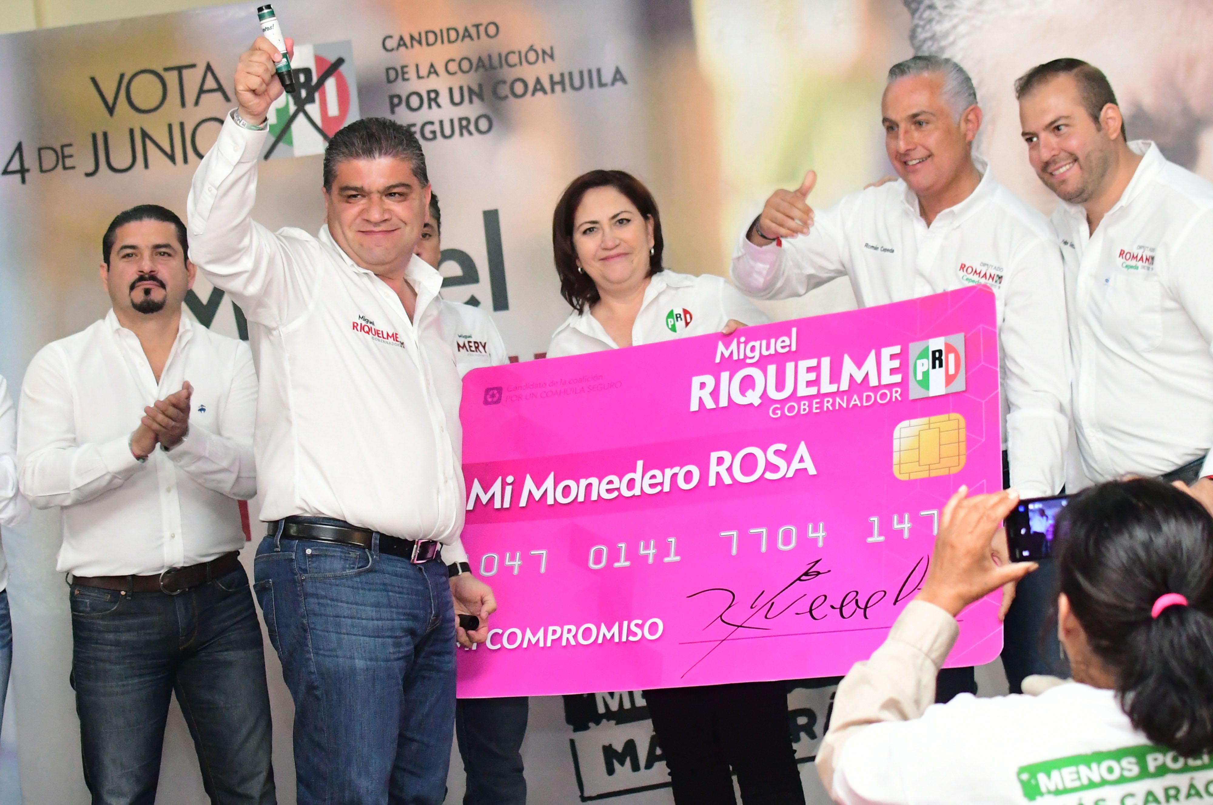 Imponen sanción a Riquelme y al PRI por tarjetas