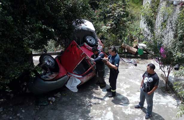 Auto se queda sin frenos y cae más de 20 metros en Naucalpan Auto se queda sin frenos y cae más de 20 metros en Naucalpan