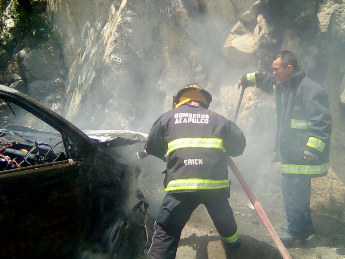 Muere hombre calcinado en camioneta sobre Autopista del Sol