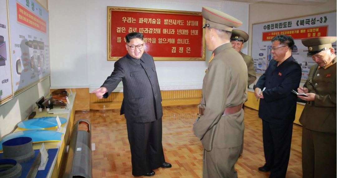 Corea del Norte difunde imágenes de un misil más potente