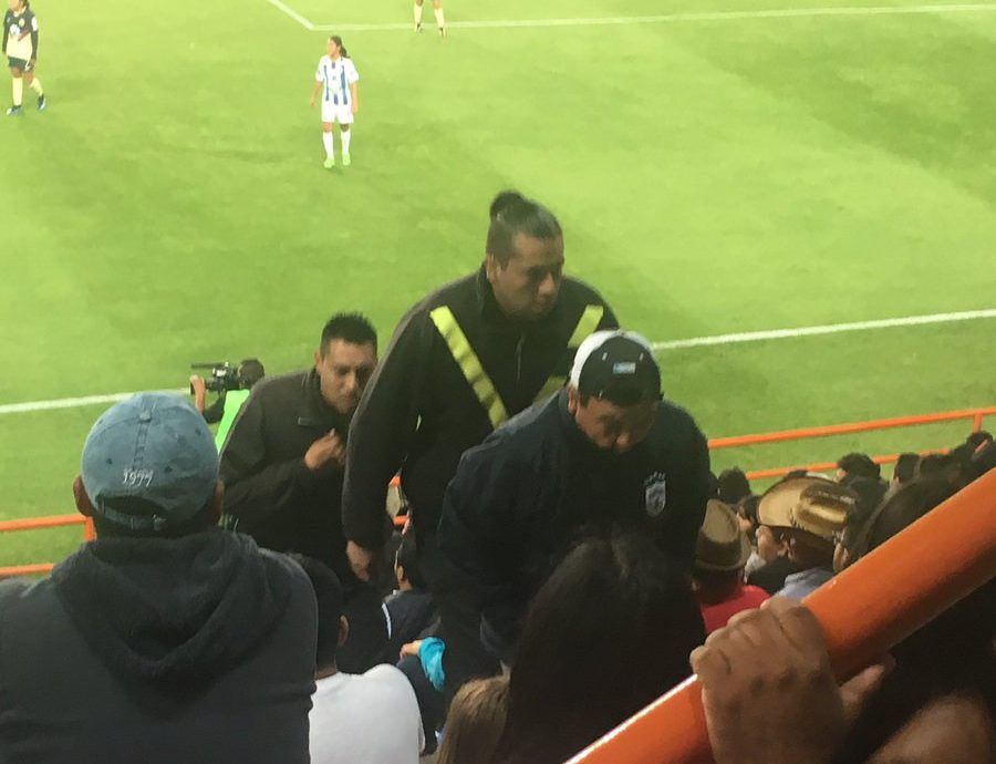 Sacan a hombre de Estadio Hidalgo por insultar a portera