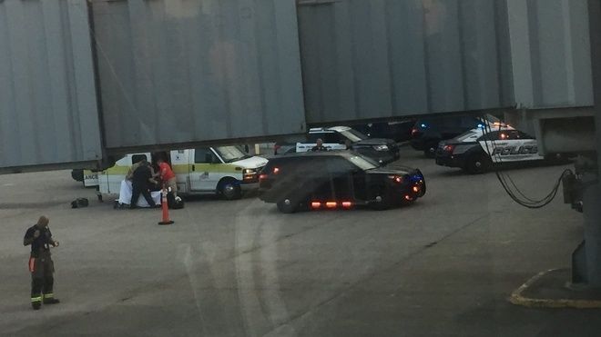 Avión aterriza de emergencia en Nueva York por olor extraño - Foto-de-WCVB