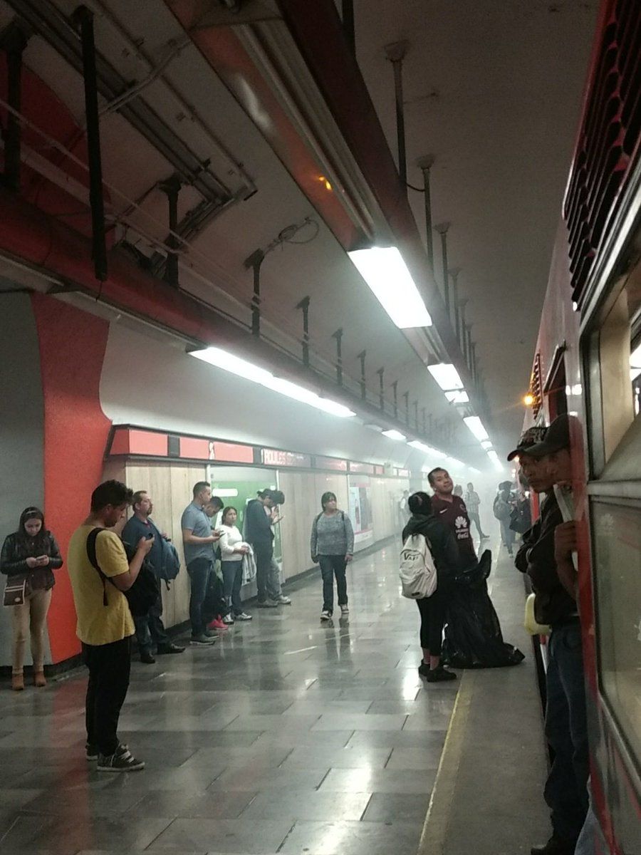 Sale humo en estación Aquiles Serdán de Línea 7 del Metro - Humo-de-Metro-Foto-de-@Yerahtxit