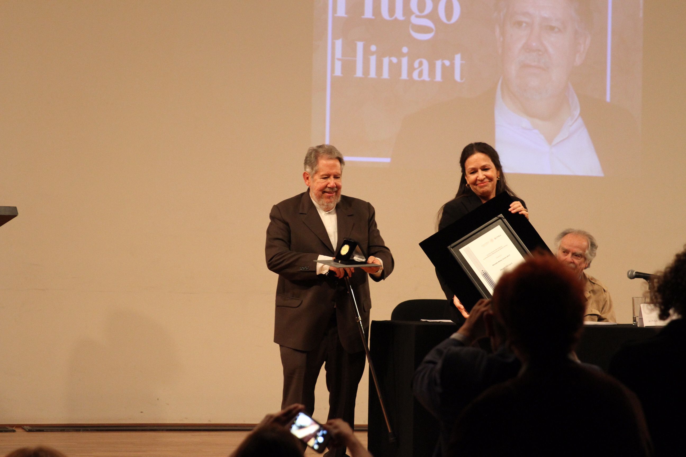 Otorgan a Hugo Hiriart Medalla Bellas Artes