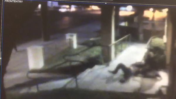 #Video Mujer lucha contra violador en la puerta de su casa