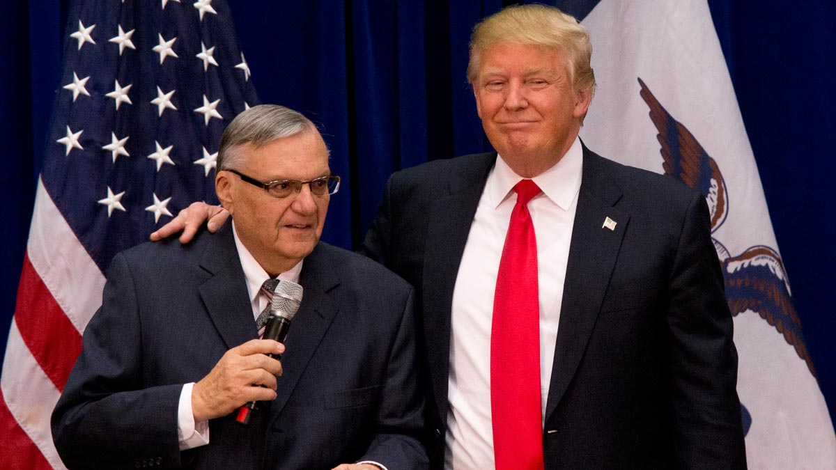 Paul Ryan reprueba perdón de Trump a Joe Arpaio - Joe-Arpaio-y-Donald-Trump-en-Enero-de-2016-Foto-de-AP