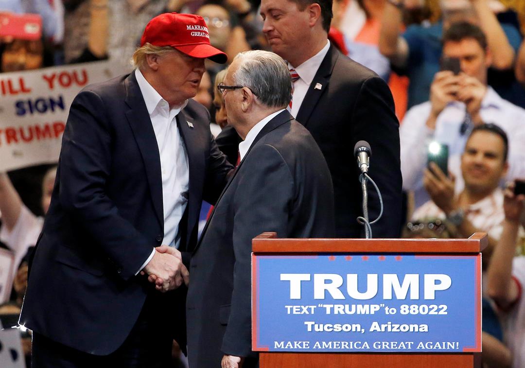Descarta la Casa Blanca perdón a Arpaio durante visita de Trump - Joe-Arpaio-y-Trump-en-Campaña-Foto-de-AP