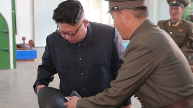 Corea del Norte cerrará sitio de pruebas nucleares en mayo - Kim-Jong-Un-inspeccionando-un-misil-AP