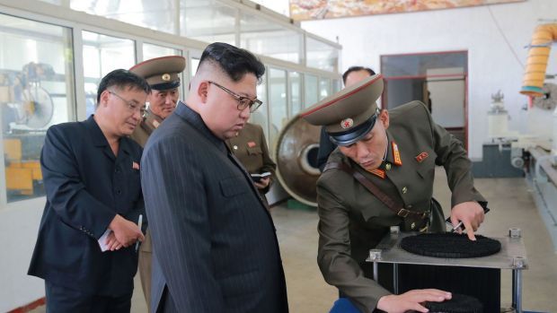 Naciones Unidas analizará amenaza nuclear de Norcorea - Kim-Jong-Un-inspeccionando-un-misil