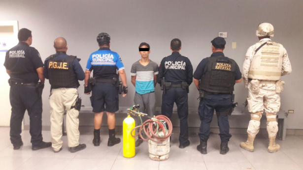 Detienen a joven que cortaba cerco fronterizo en Mexicali - La-voz-de-la-frontera