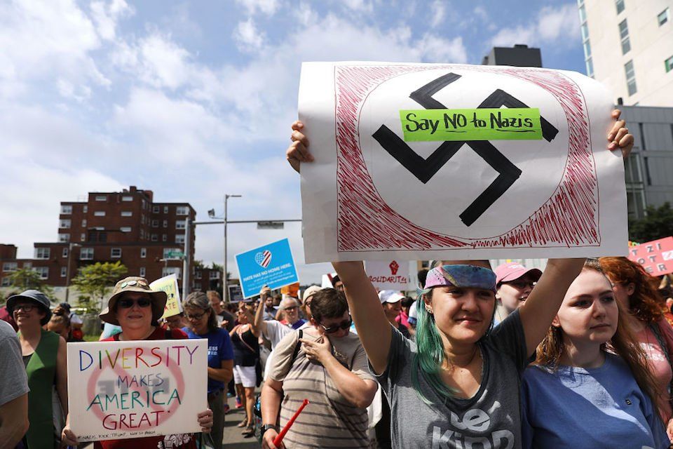 Marchan miles de manifestantes en Boston tras incidentes de Virginia
