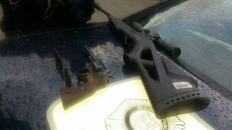 Detienen a dos tras cateo en Aragón La Villa - Pistola-y-rifle-foto-de-periodismo-urbano