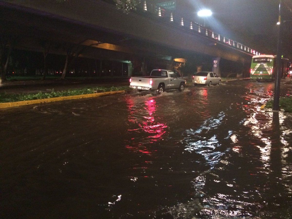 Se desborda río en Xochimilco