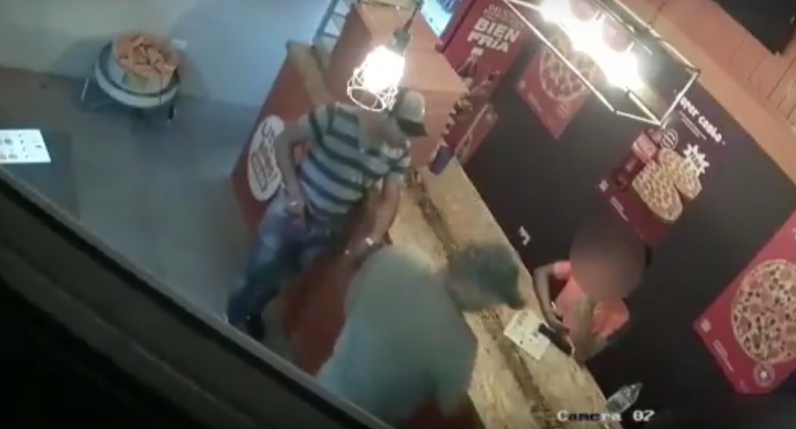 Asaltan pizzería en menos de un minuto en Monterrey