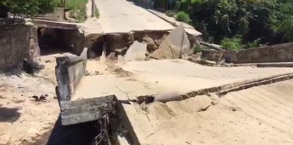 #Video Colapsa puente vehicular en Acapulco