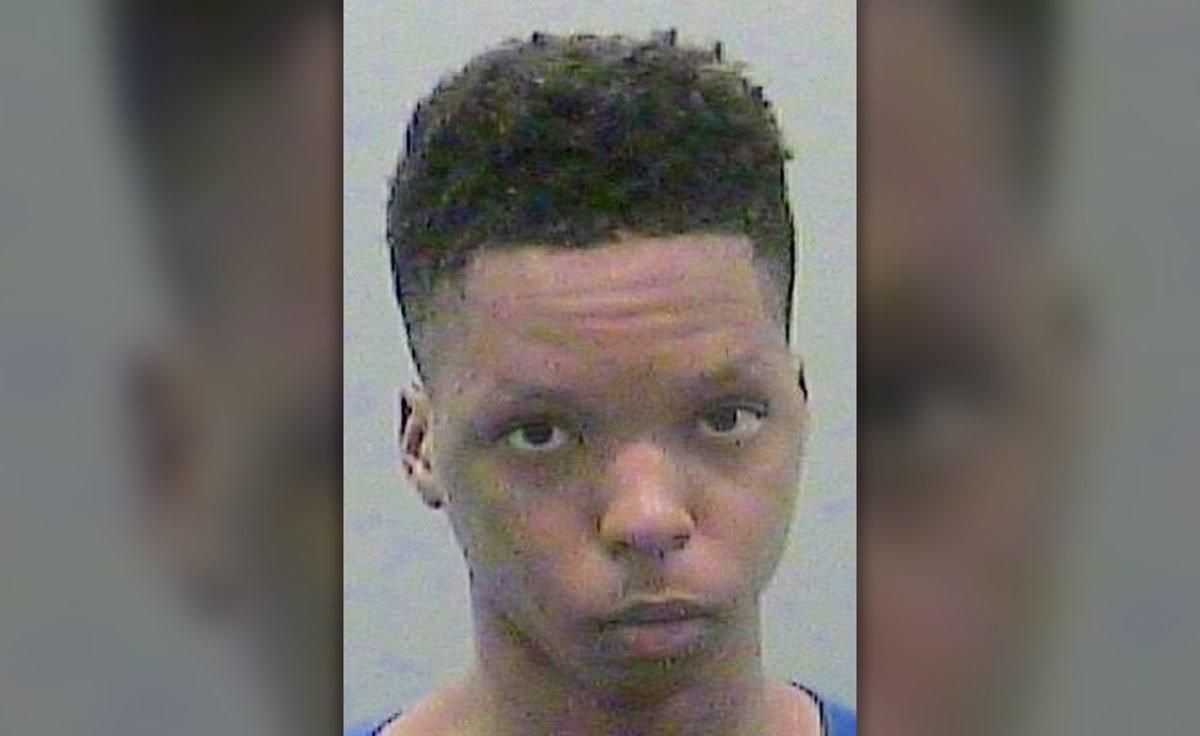 Hombre golpea con bate a su hermano por no compartir tacos