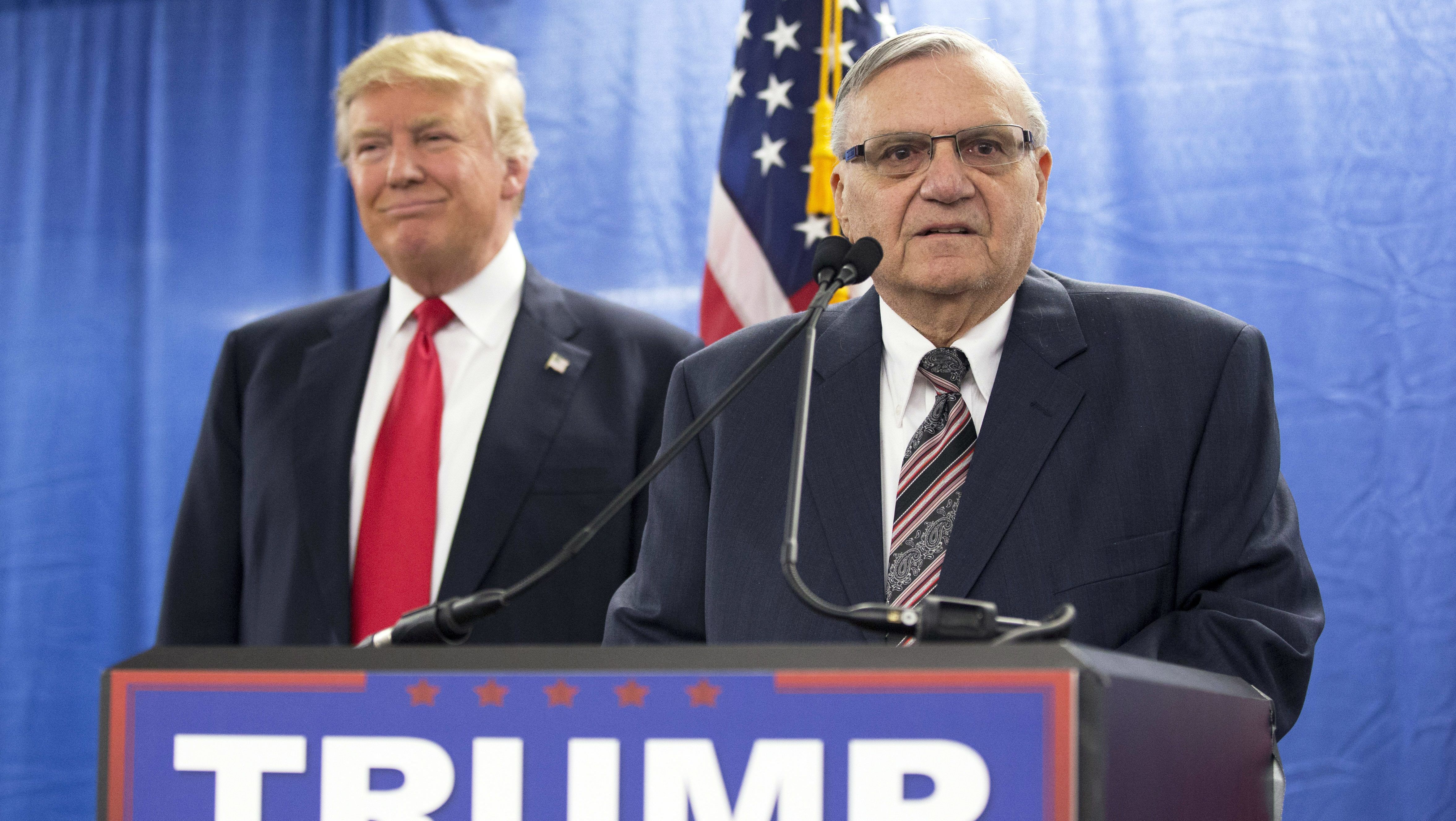 Estadounidenses rechazan indulto de Trump a Joe Arpaio - Trump-Arpaio