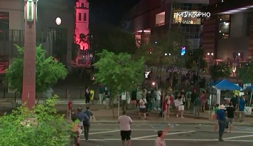 Disturbios por mitin de Donald Trump en Phoenix - UniPolitica