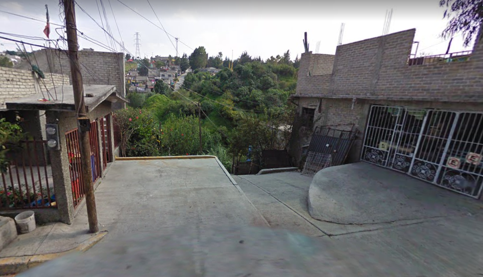 Auto se queda sin frenos y cae más de 20 metros en Naucalpan - Valle-Dorado-hombre-cae-carro-Captura-de-Google-Map