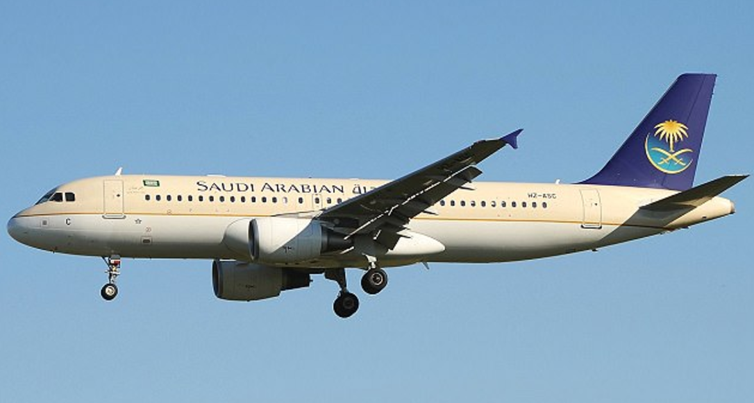 Aerolínea saudita prohíbe que viajeras expongan piernas o brazos