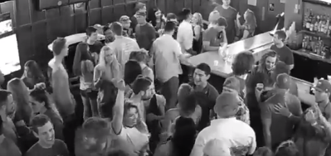 #Viral Golpea con botella de vidrio en bar de Texas