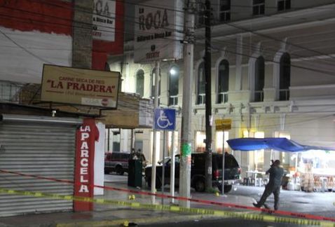 Hombre dispara contra cadeneros en bar de Monterrey