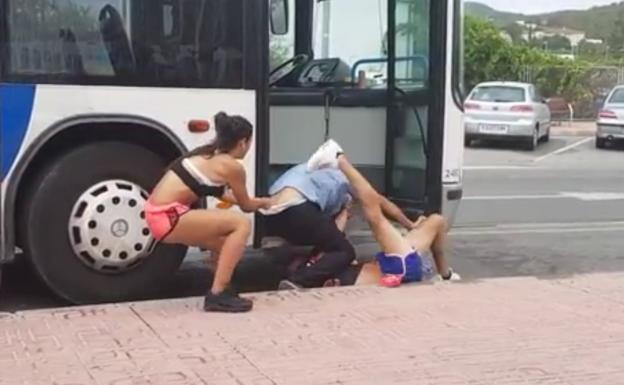#Video Pareja agrede a conductor de autobús en Ibiza