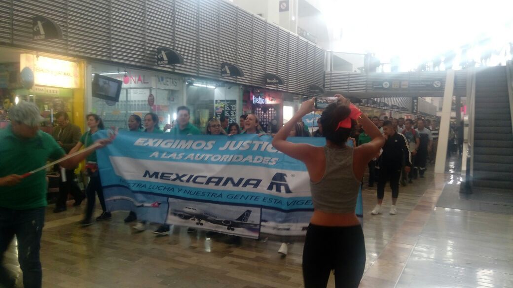 Ex empleados de Mexicana se enfrentan a barzonistas en el AICM - aicm-3
