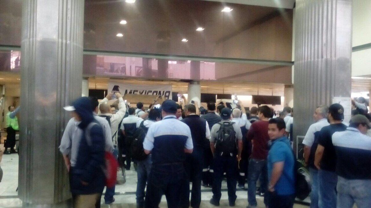 Ex empleados de Mexicana se enfrentan a barzonistas en el AICM - aicm-7