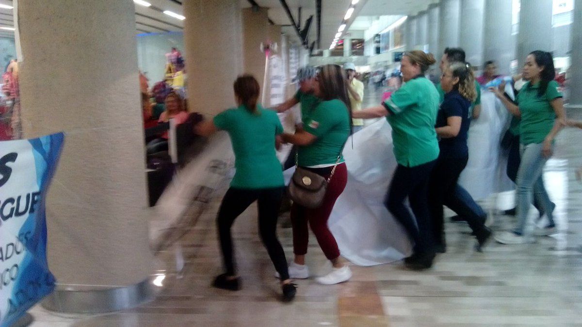 Ex empleados de Mexicana se enfrentan a barzonistas en el AICM