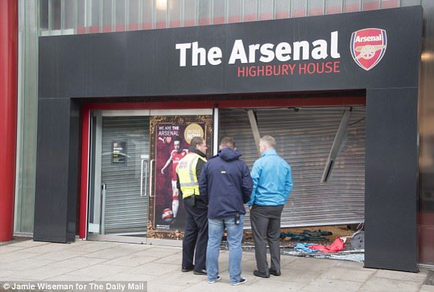 Roban tienda del Arsenal en Emirates Stadium - arsenal-store-4