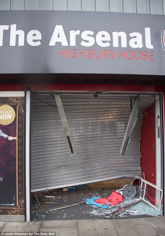 Roban tienda del Arsenal en Emirates Stadium - arsenal-store