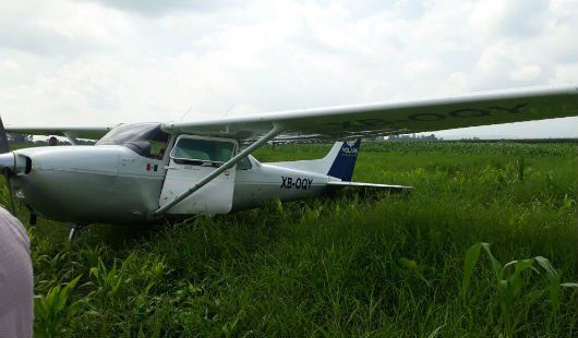 Avión pequeño aterriza de emergencia en Tlajomulco